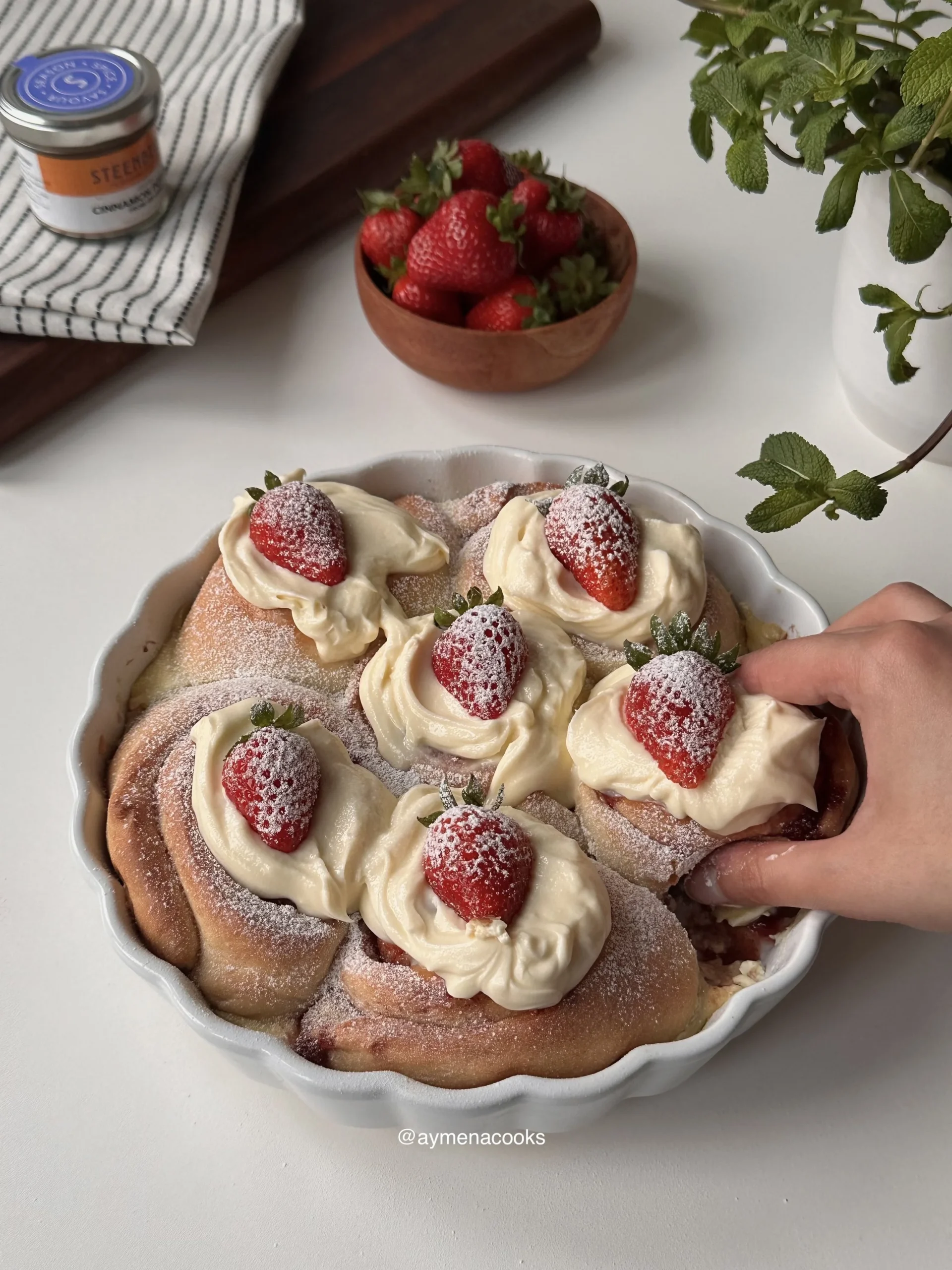 strawberry cinnamon rolls